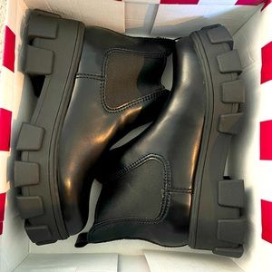 Black Chunky Chelsea Boots
